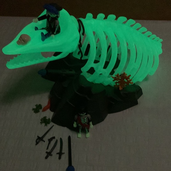 Ghost Whale Pirate’s Skeleton - Glow-In-the-Dark - 4803 by Playmobil - Picture 3 of 15